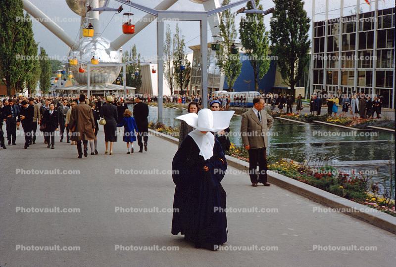 Flying Nun Walking, Atomium