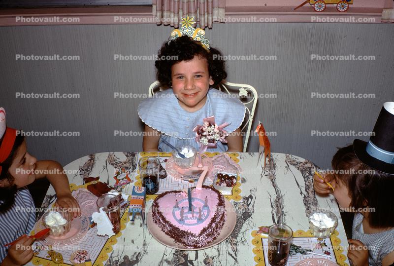 Linda Sweet Birthday Cake, heart shape, table setting