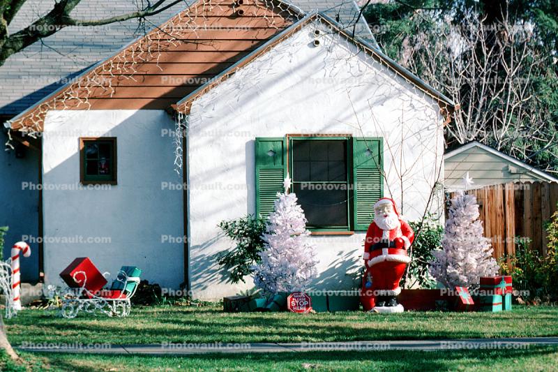 Christmas Tree, Santa Claus, lawn, front yard, sled, home, house, building