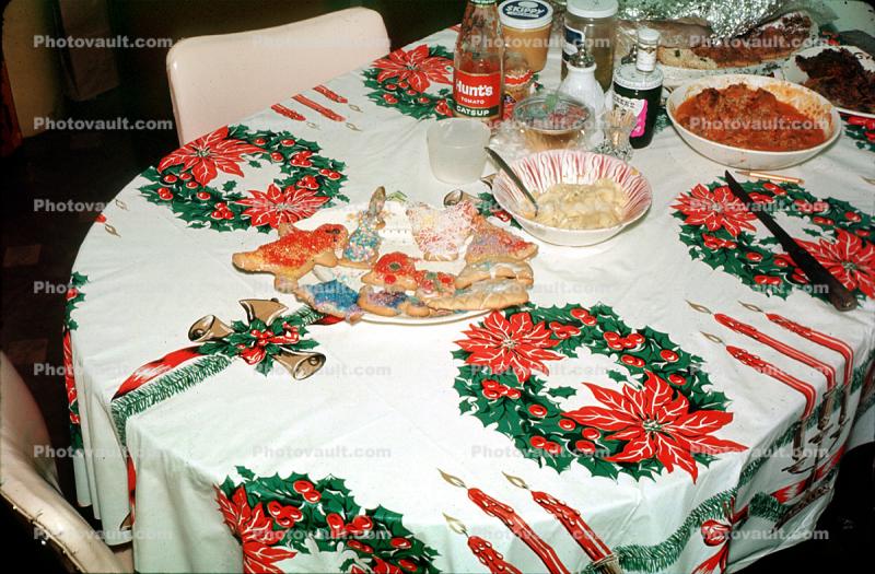 Dinner, table setting, wreath, bells, cookies, gingerbread men, tablecloth, 1950s