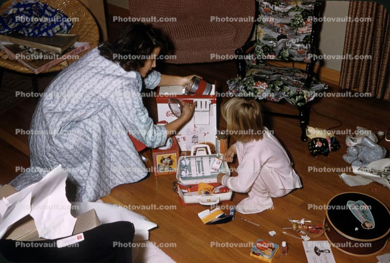 Girls in Pajama Opening presents, Cluter