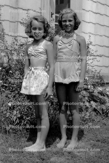 Backyard Retro Girls, 1940s