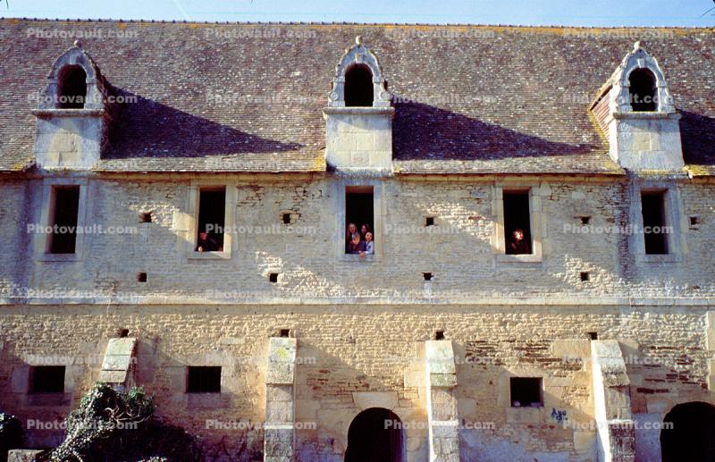 Kids in Windows, Building