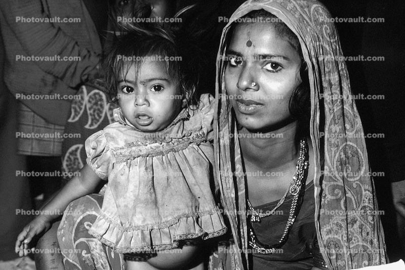 Mother with her girl, in the slums of Mumbai, India