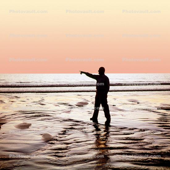 Bucky Pointing, beach, sand, ripples, waves, Pacific Ocean, sunclipse, Santa Monica, California, Wavelets