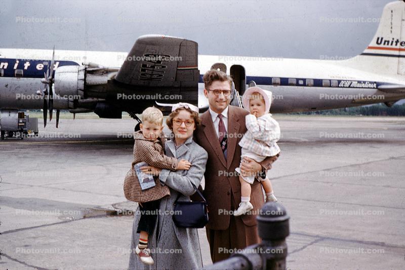 N37549, Father Mother, Children, son, Family, daughter, Douglas DC-6B, Main Liner Detroit,1950s, R-2800, 1950s