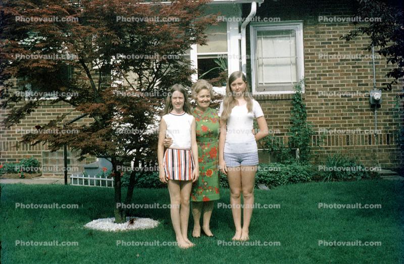 Mother, Daughters, shorts, home, house, 1950s