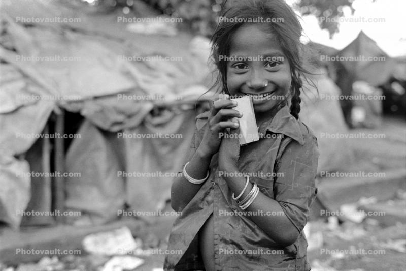 Girl smiles, smiling, shanty town, Dharavi