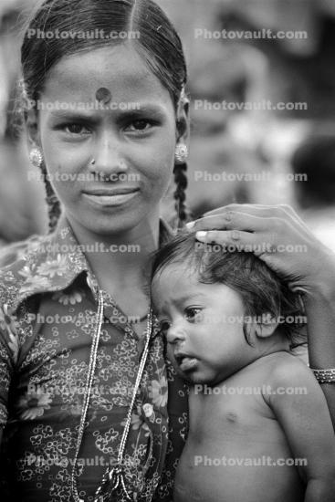 Teen Mother, baby, girl, slum, Mumbai, India