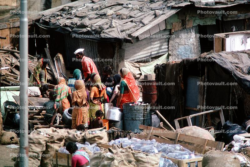 Women, Men, homes, shacks, slum, Nariman Point, Mumbai