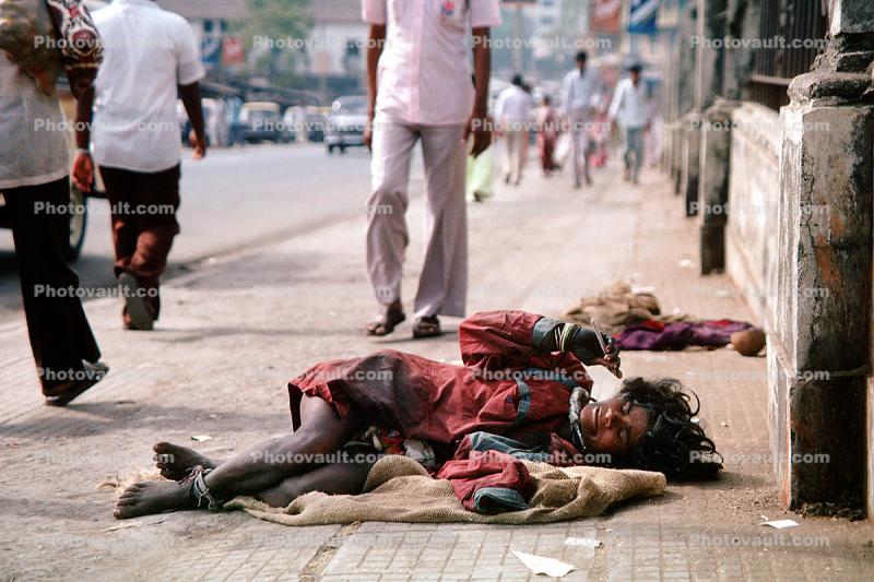 Woman in Agony, sidewalk, contrast, rich & poor, Mumbai