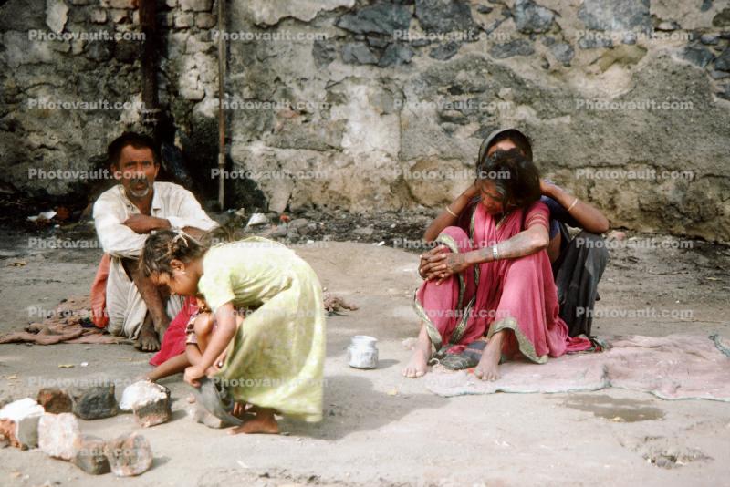 Picking Lice from the scalp, girl, woman, man, Mumbai