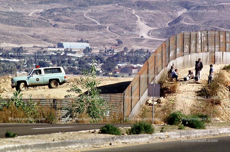 Wall, Illegal immigrant, border patrol