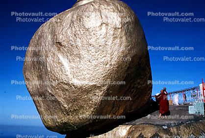 Golden Rock, Kyaiktiyo Pagoda, Mount Kyaiktiyo, balancing rock, monk