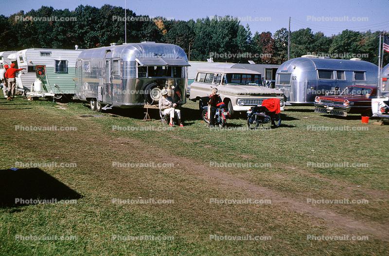 1962 GMC Suburban, Aluminum Trailers, Streamline