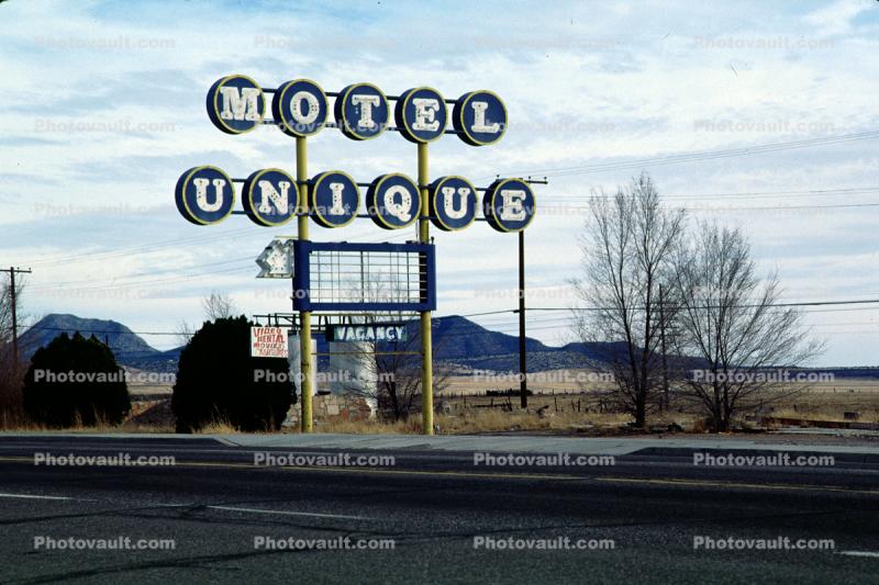 Motel Unique, signage