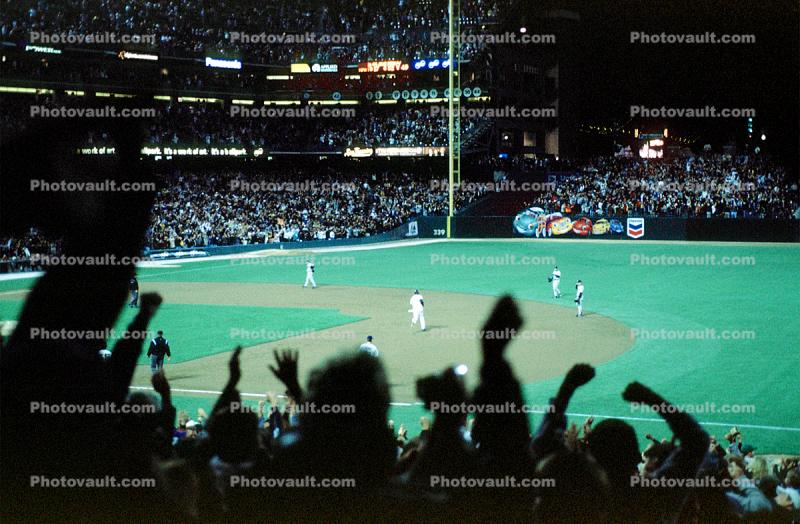 Barry Bonds 700th Home Run, Giants Baseball Stadium, Friday, Sept. 17, 2004, Cheering, Crowds, Audience, Packed, Spectators, fans