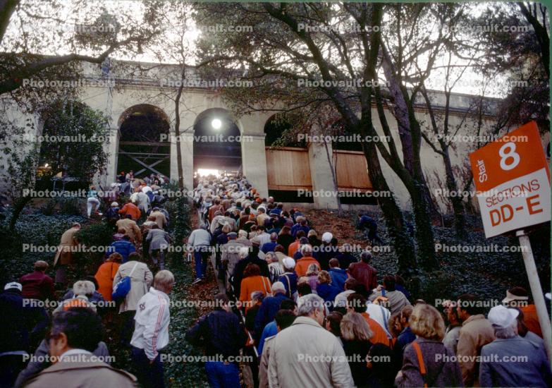 Crowds, People, Stadium, Entering, coats, jackets, Super Bowl XIX, Stanford University Stadium, 49r vs Miami Dolphins, Pro Football, Sport, NFL, January 1985
