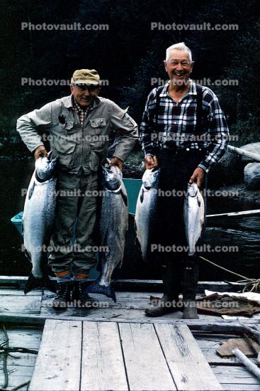 fishermen, man, fish catch, Rouge River, Oregon, 1966, 1960s