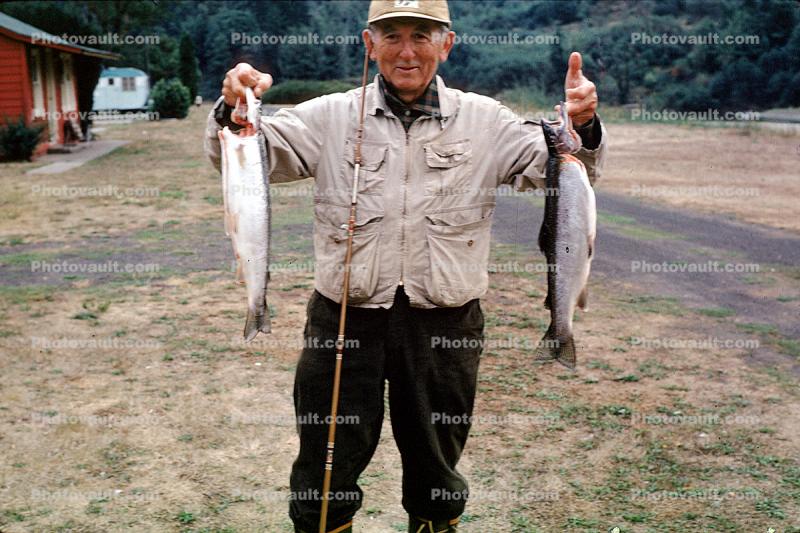 fishermen, man, rod & reel, fish catch, Rouge River, Oregon, 1966, 1960s
