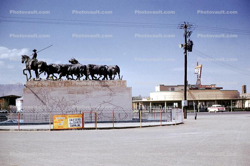 Calesero Silveti Carvajal, 1959, monument, toro, bull, 1950s