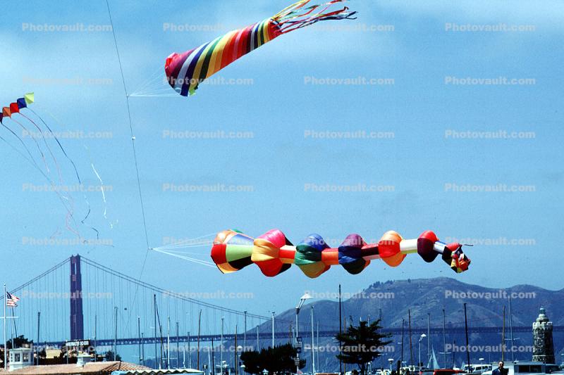 Golden Gate Bridge, Flying a Kite