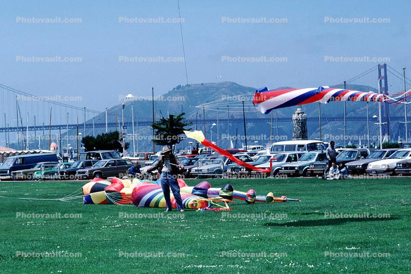 Cars, lawn, Marin Headlands, Golden Gate Bridge, Flying a Kite