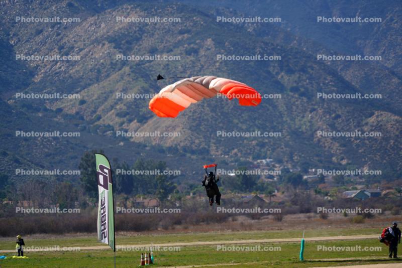 Tandem Parachuters, Airfoil