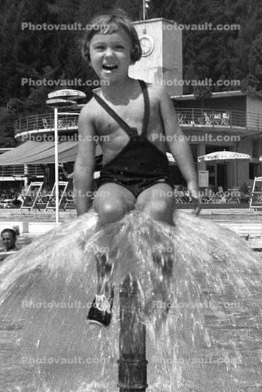 Splashy Girl, 1940s