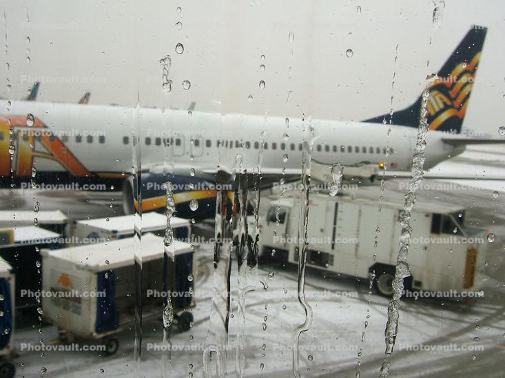 Glycol dripping down the airplane window, Deicer, Ground Equipment, American Trans Air