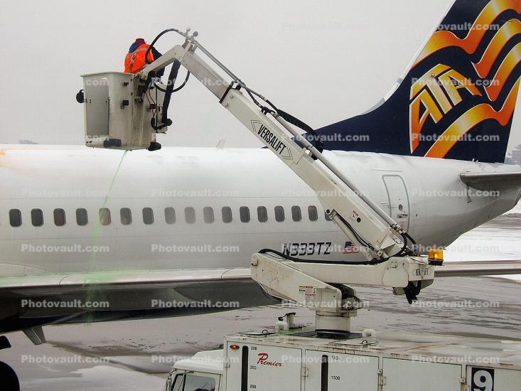 Versalift, Glycol dripping down the airplane window, Deicer, Ground Equipment, American Trans Air