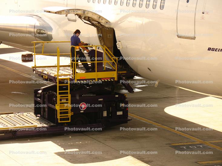 Boeing 767, Honolulu International Airport (HNL), Highlift Pallet Truck, ground personal, air cargo pallet