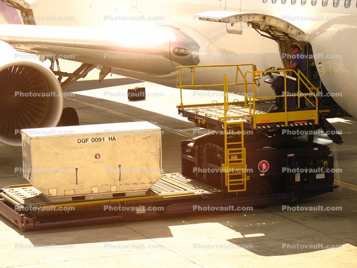Boeing 767, Honolulu International Airport (HNL), Highlift Pallet Truck, ground personal, air cargo pallet