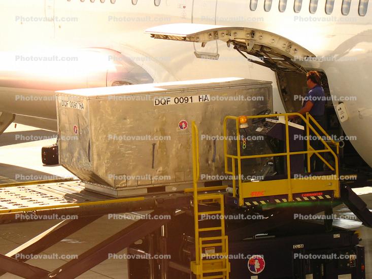 Boeing 767, Honolulu International Airport (HNL), Highlift Pallet Truck, ground personal, air cargo pallet, air cargo pallet