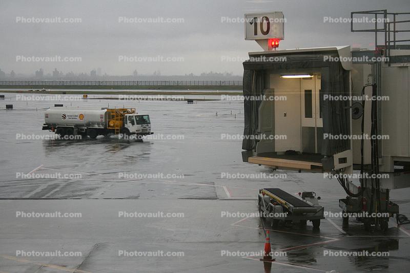 Jetway, Rainy, LaGuardia Airport (LGA), rain, inclement weather, precipitation, Airbridge