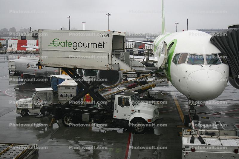 Boeing 757, LaGuardia Airport (LGA), Shell refueling truck, Gategourmet, scissor truck, food, highlift, rain, rainy, inclement weather, precipitation