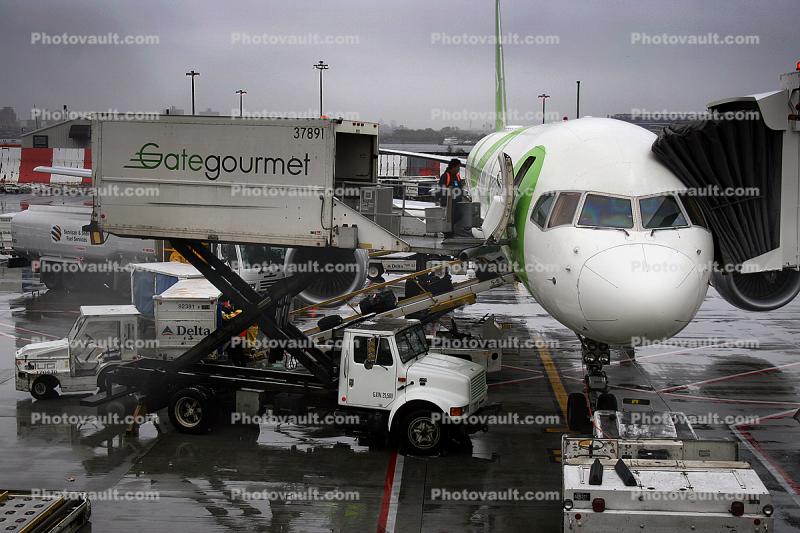 LaGuardia Airport (LGA), Boeing 757, Shell refueling truck, Gategourmet, scissor truck, food, highlift, rain, rainy, inclement weather, precipitation