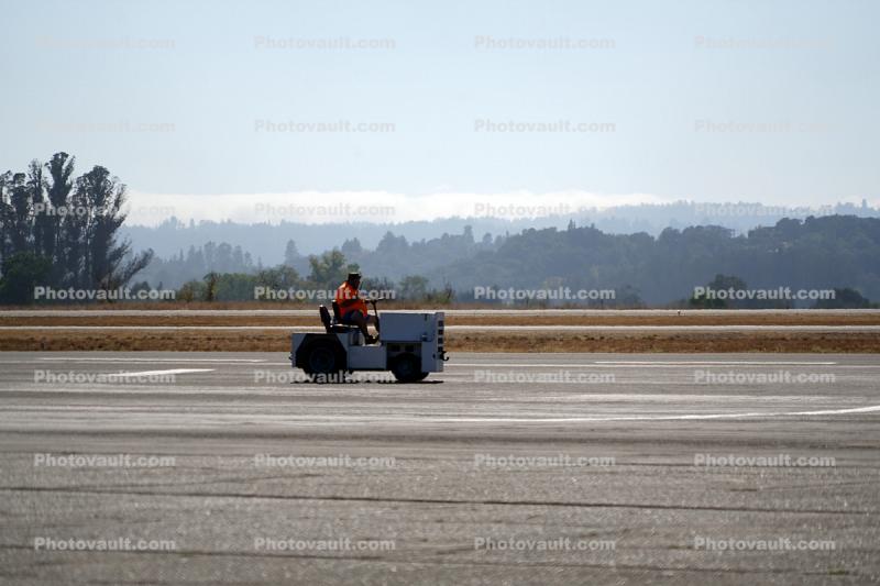 Tow Tractor, tarmac