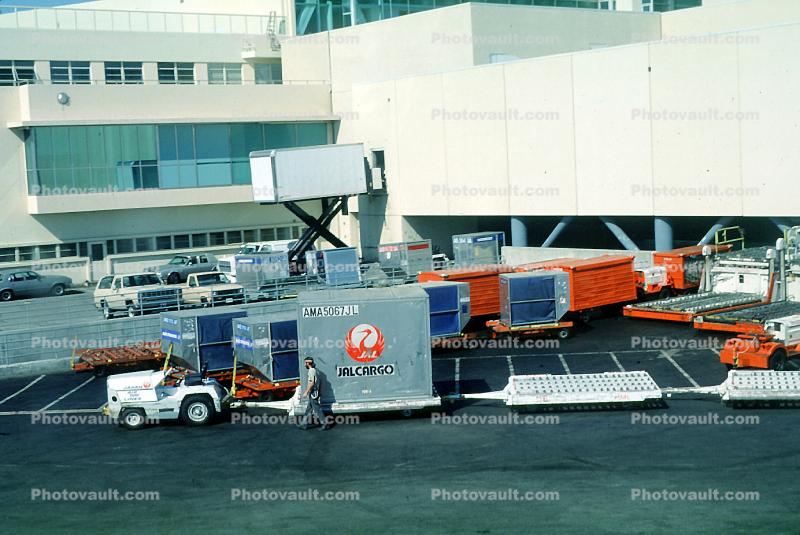 San Francisco International Airport (SFO), ground personal, carts, baggage tractors, JAL