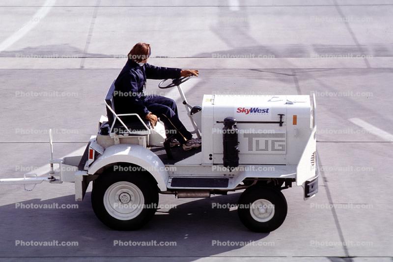 SkyWest Baggage Tractor, Tug