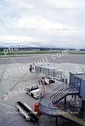 jetway, belt loader, Aircraft Tow Tractor, Airbridge, pusher tug