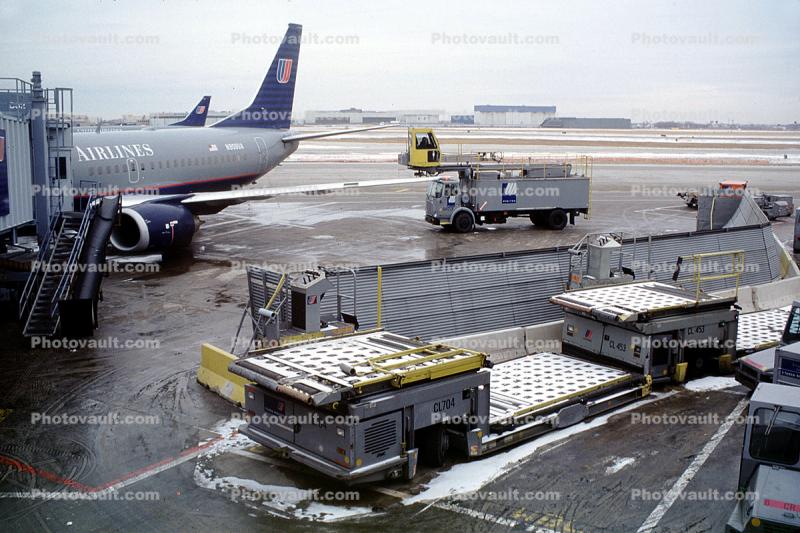 de-icing, United Airlines UAL, Boeing 737-522, Pallet Loaders, N909UA, CFM56-3C1, CFM56