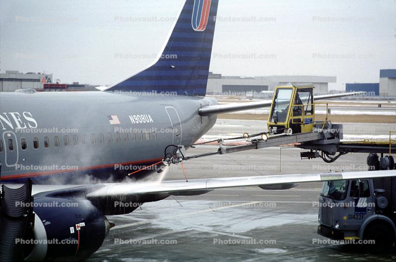 de-icing, United Airlines UAL, Boeing 737-522, N909UA, CFM56-3C1, CFM56