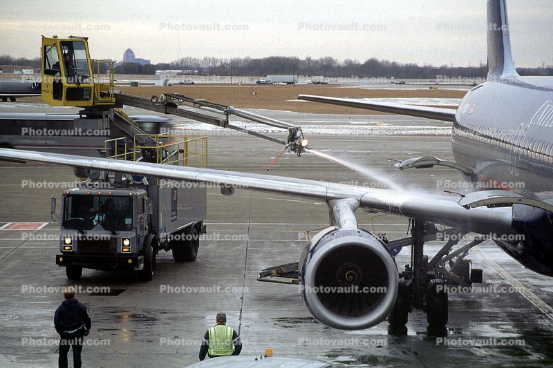 de-icing, United Airlines UAL, Boeing 737, Cabover Truck