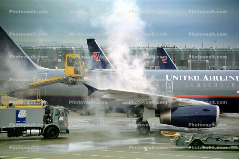 Snow and Ice Removal, de-icing, United Airlines UAL, Airbus A320 series