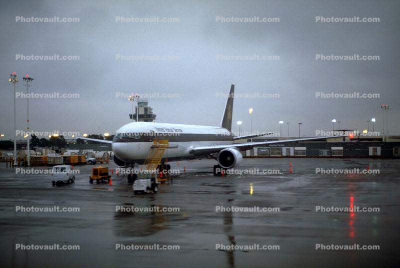 Boeing 767, UPS, Oakland California, logistics