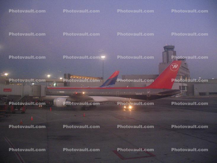 N587NW, Northwest Airlines NOA, Boeing 757, Early Morning Fog, SFO