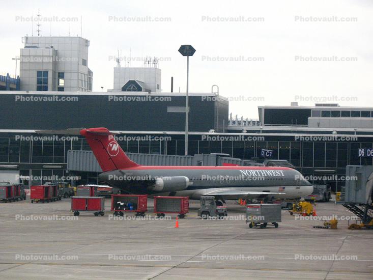 N754NW, Douglas DC-9-41, Terminal MSP, JT8D