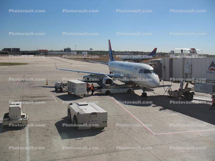 N859RW, Embraer ERJ-170-100SE, Delta Connection, San Antonio, 170 series, Jetway, Airbridge