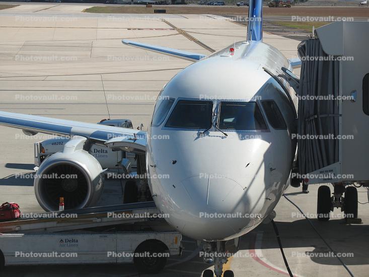 N859RW, Embraer ERJ-170-100SE, Delta Connection, San Antonio, 170 series, belt loader